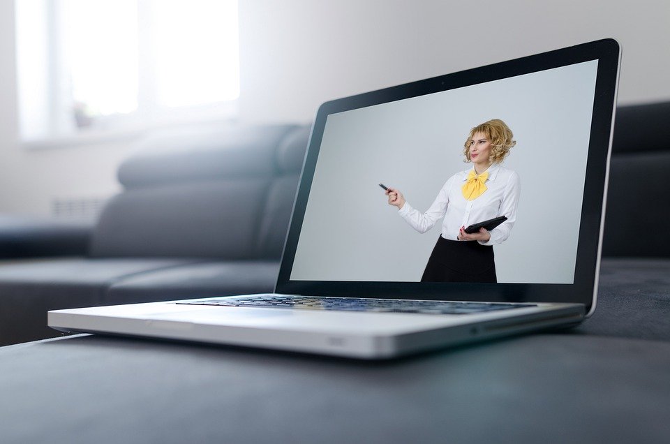 Should You Use Virtual Backgrounds For Online Events as an Online Presenter?