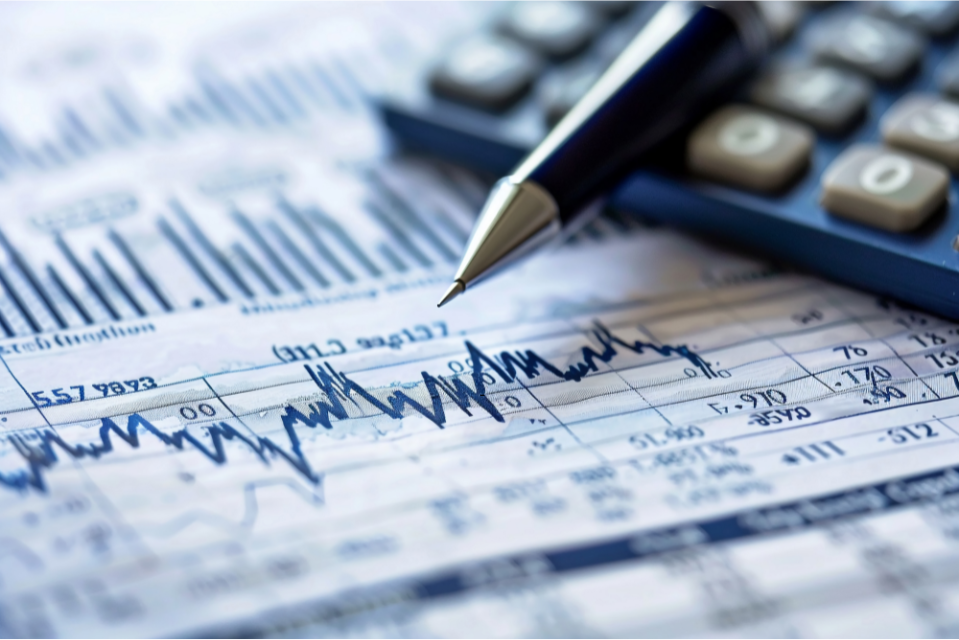 Stay Ahead of Economic Trends: Book Industry-Leading Speakers