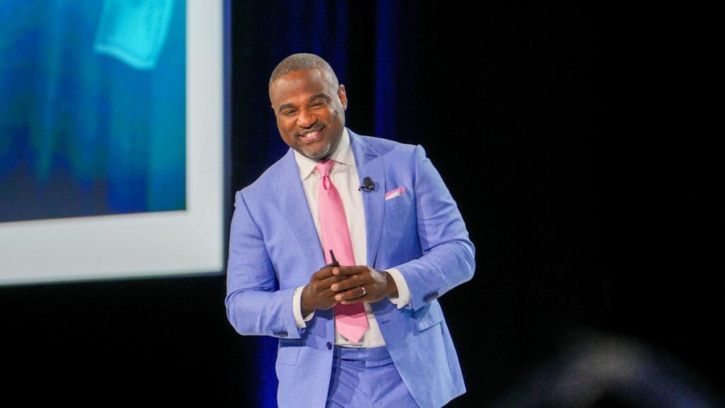 8 Top Keynote Speakers for the Financial Services Industry