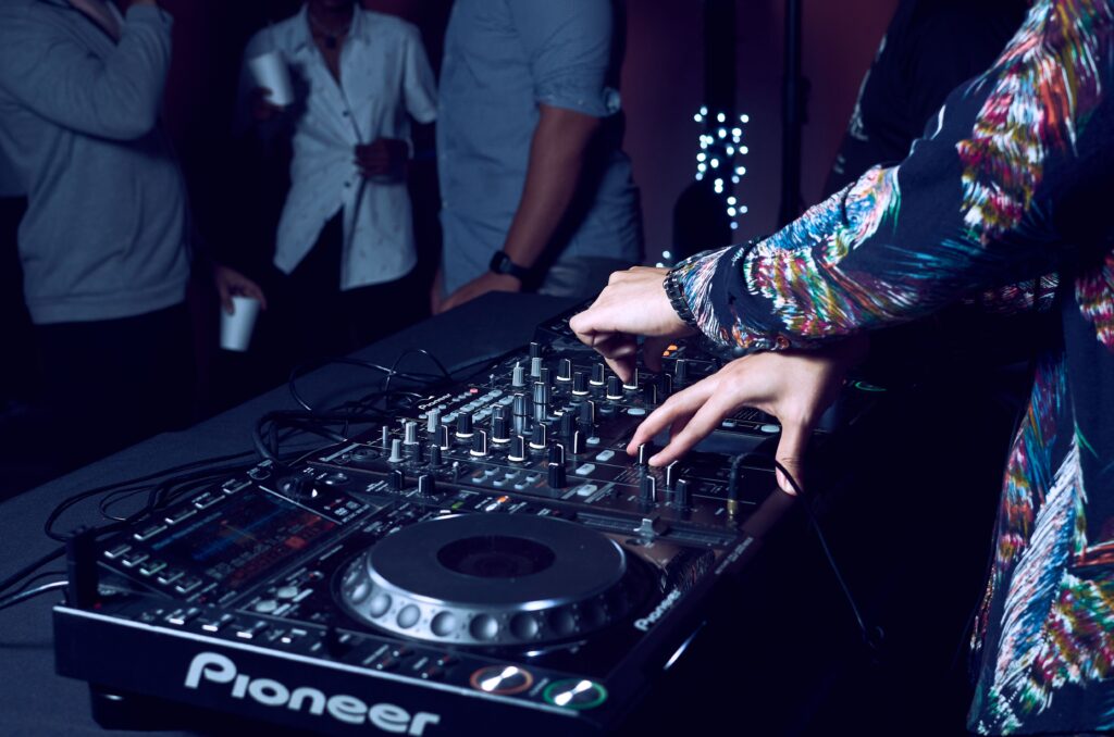 10 Entertainment Speakers to Shake-up Your Holiday Parties